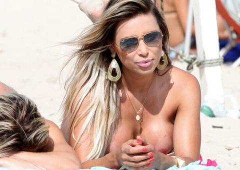 Legendete mostra seios e Miss Bumbum dá conferida na praia 